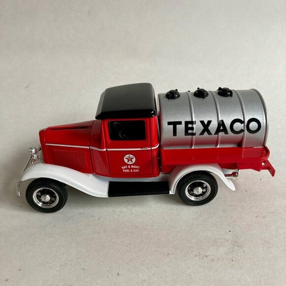 Texaco 1932 Ford Tanker Coin Bank Truck w/ KEY! by Kipp Bros. #26044 - Picture 4 of 9